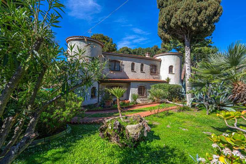 Si propone una villa a Bordighera.