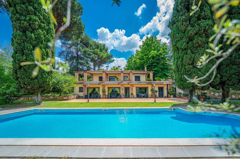 Frascati, Roma: villa di lusso con piscina