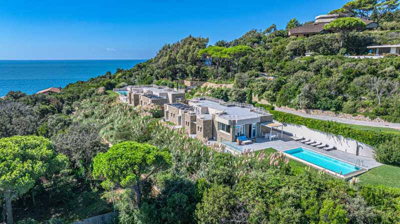 Villa moderna con piscina a Punta Ala in affitto.